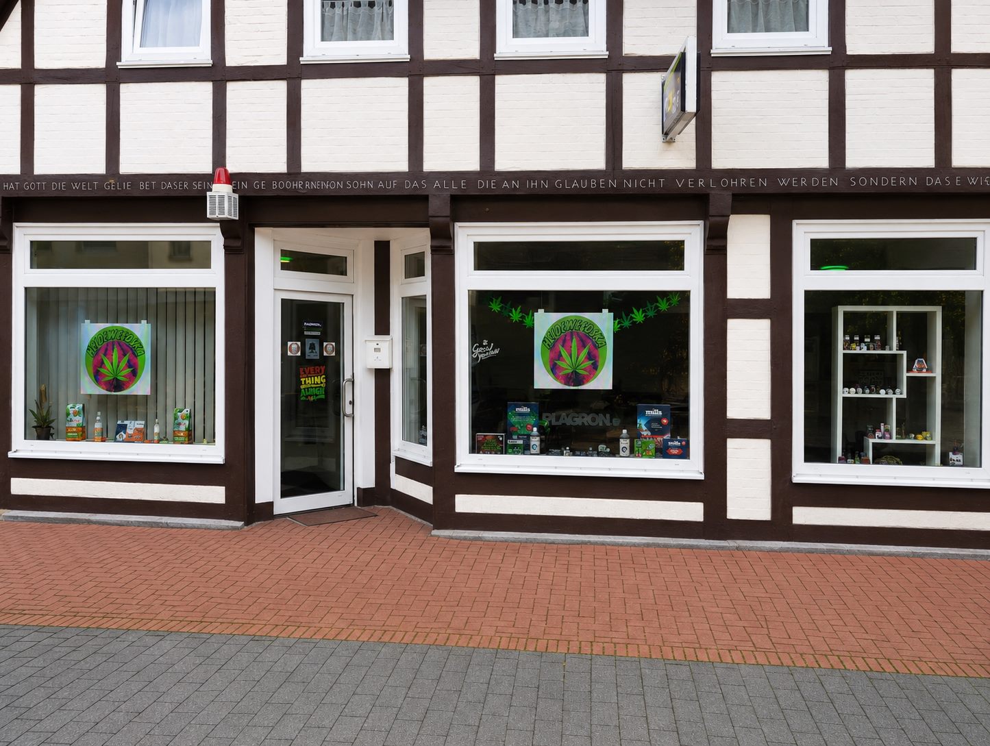 Heideweedska Ladenlokal in Soltau - Fachwerkhaus mit Schaufenster und Eingang
